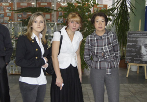 Od prawej Ewa Kowalska wraz z uczennicami w oczekiwaniu na uczestników Konkursu